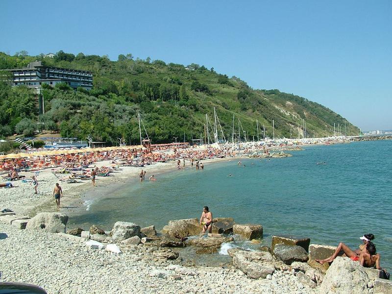 Hotel Capo Est Gabicce Mare Exterior foto