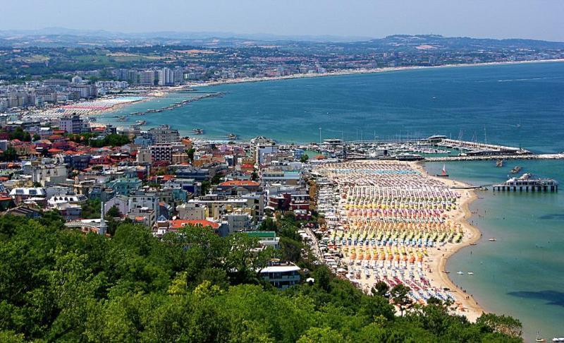 Hotel Capo Est Gabicce Mare Exterior foto